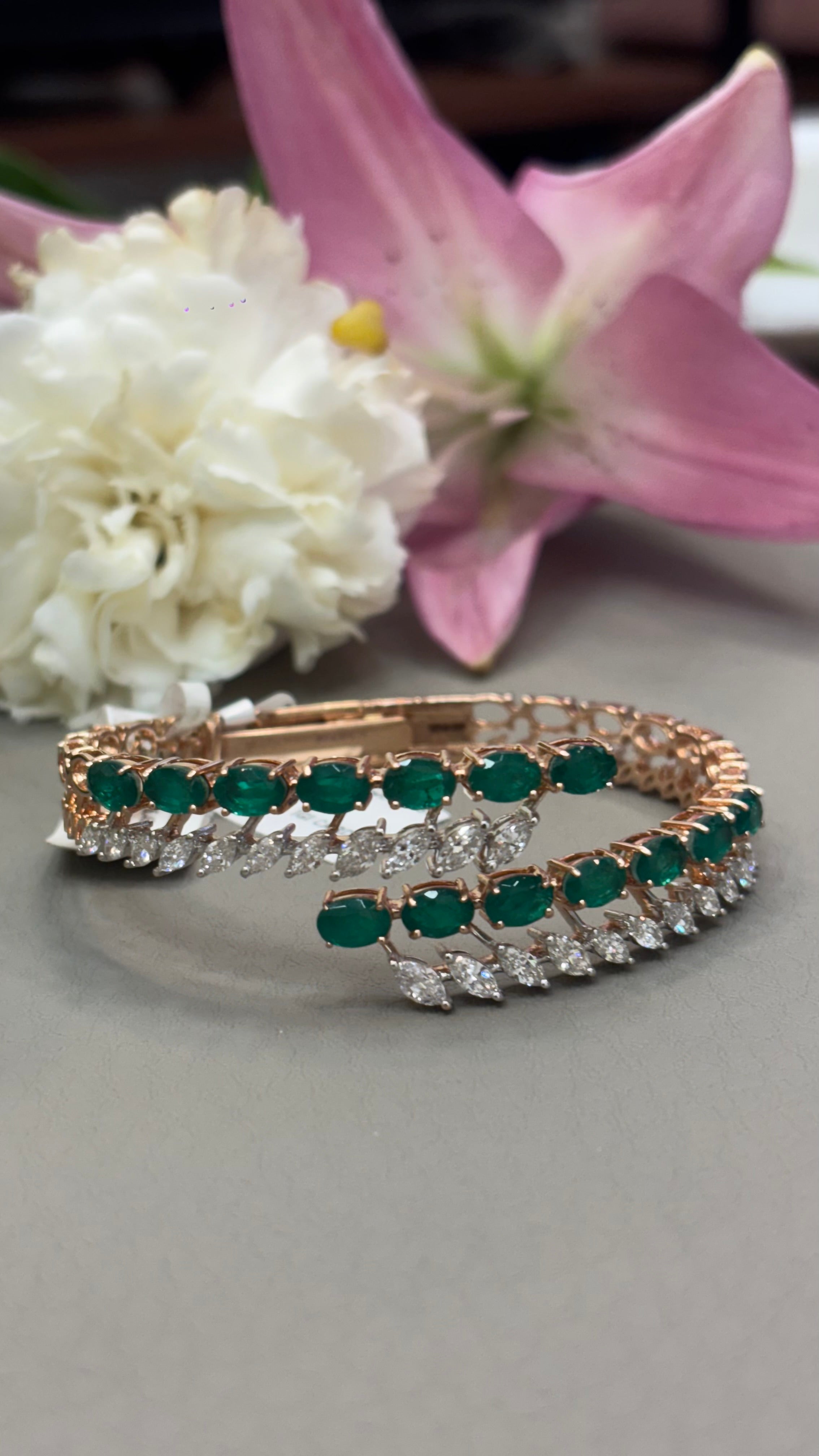 Emerald Embrace
Bracelet